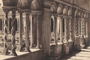 Foto attribuita a Giovanni Battista Altadonna e raffigurante il chiostro di San Paolo fuori le mura 1855-57