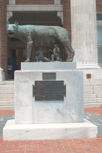 La statua di Romolo e Remo donata da Mussolini alla città di Rome (c) wikipedia