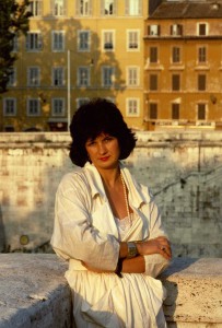 Gabriella Sica, a Roma, negli anni Ottanta nei pressi di Ponte Sisto e della sua abitazione in vicolo del Bologna, in una foto di Toni Garbasso