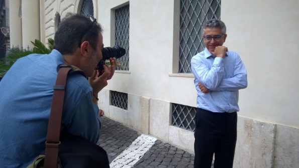 Gazmend Kapllani davanti all'obbiettivo del fotografo Rino Bianchi dalle parti di piazza Farnese.